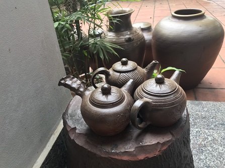 Ấm đất nung vuốt tay thủ công